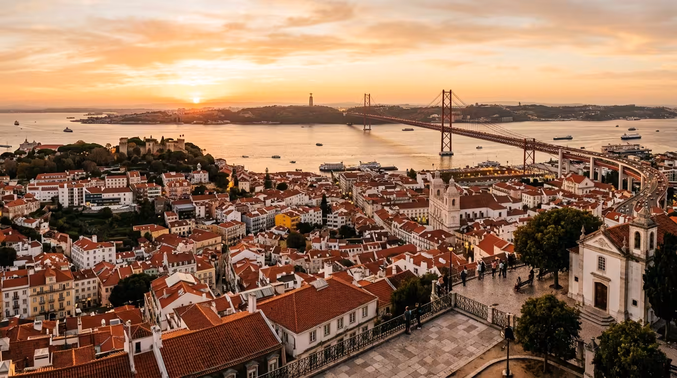 Sugar Daddy Lisboa - Vista panoramica de Lisboa ao por do sol com rio Tejo e ponte 25 de Abril