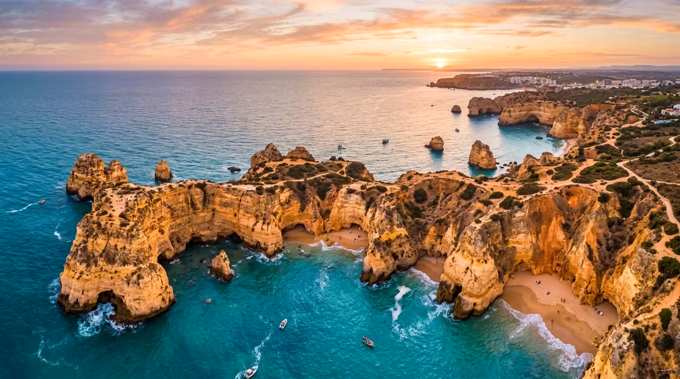 Sugar Daddy Algarve - Vista aerea da costa algarvia com falesias douradas e oceano turquesa